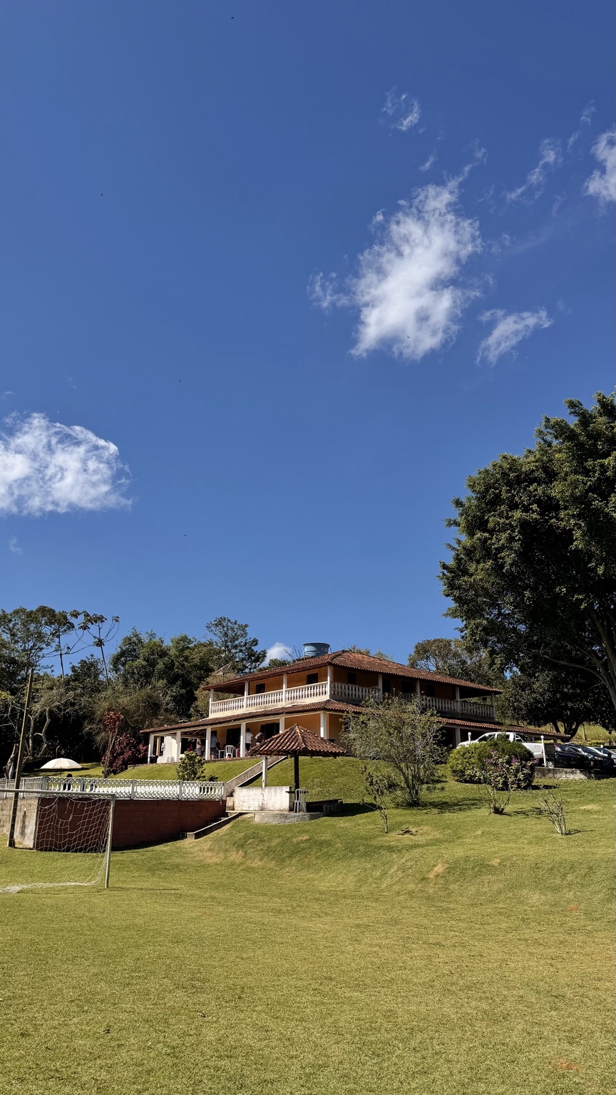 Fachada e campo