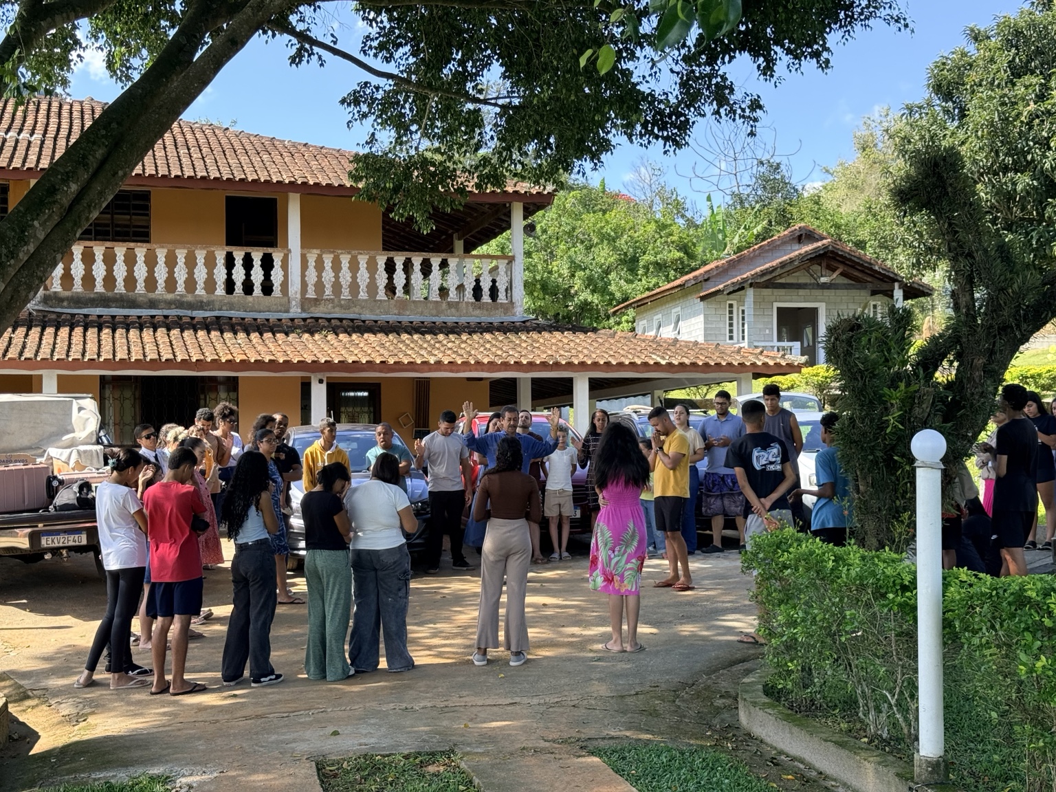Grupo reunido na área externa do sítio