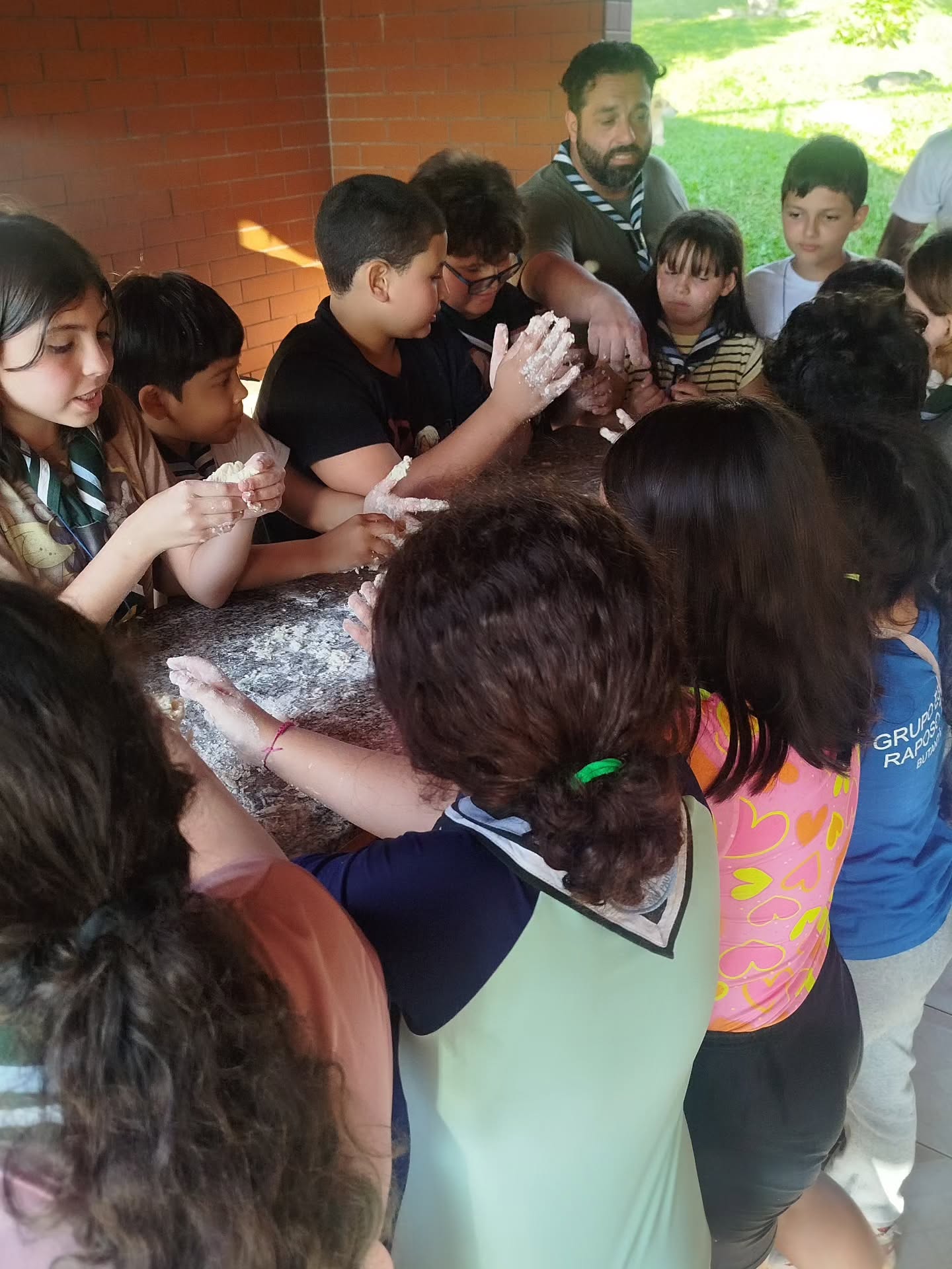 Crianças participando de atividade em grupo no sítio