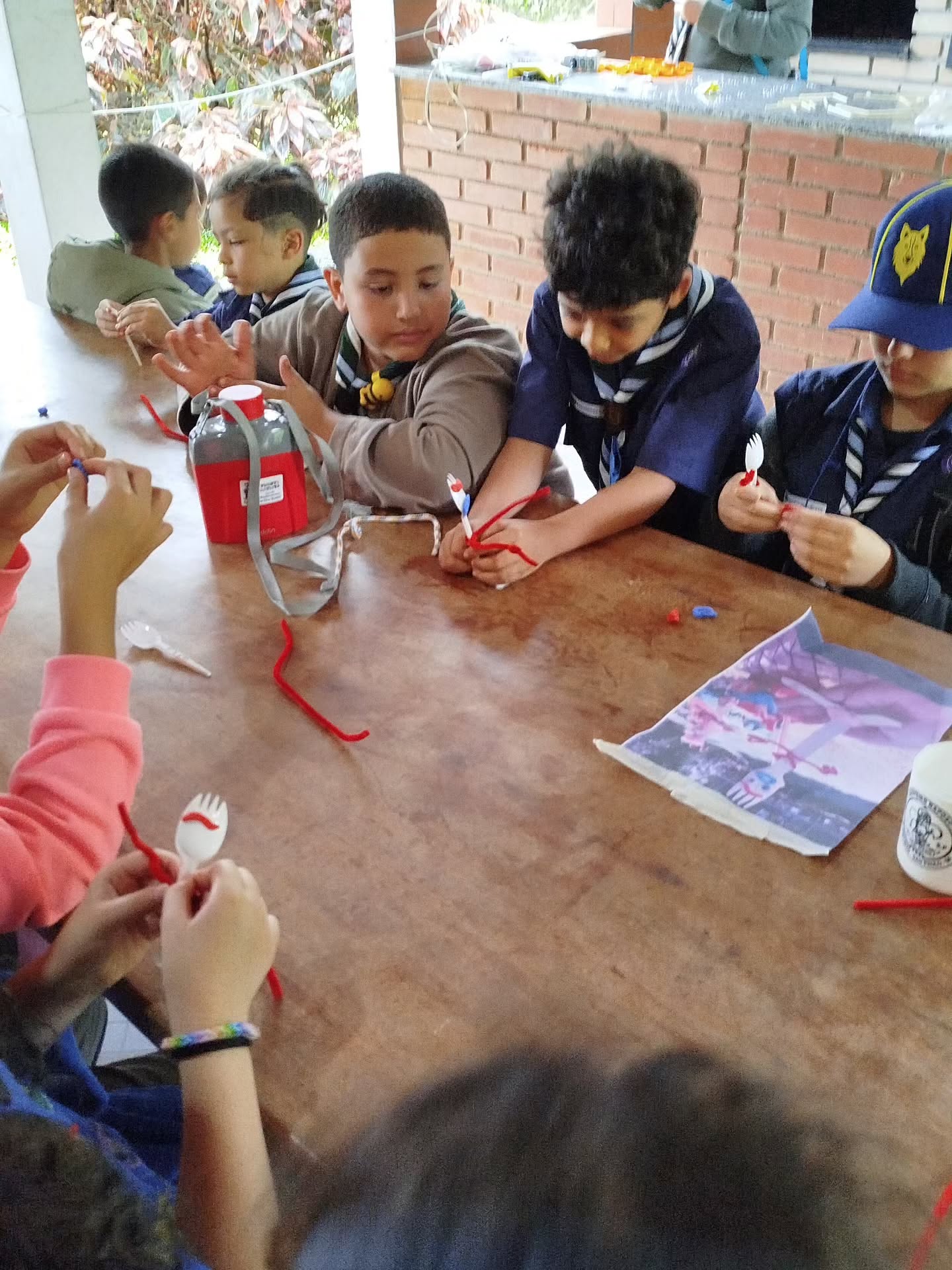 Jovens realizando atividade manual