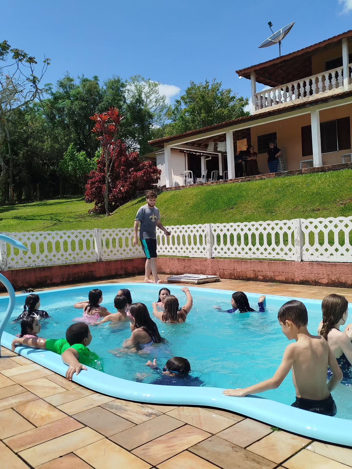 Grupo aproveitando a piscina do sítio