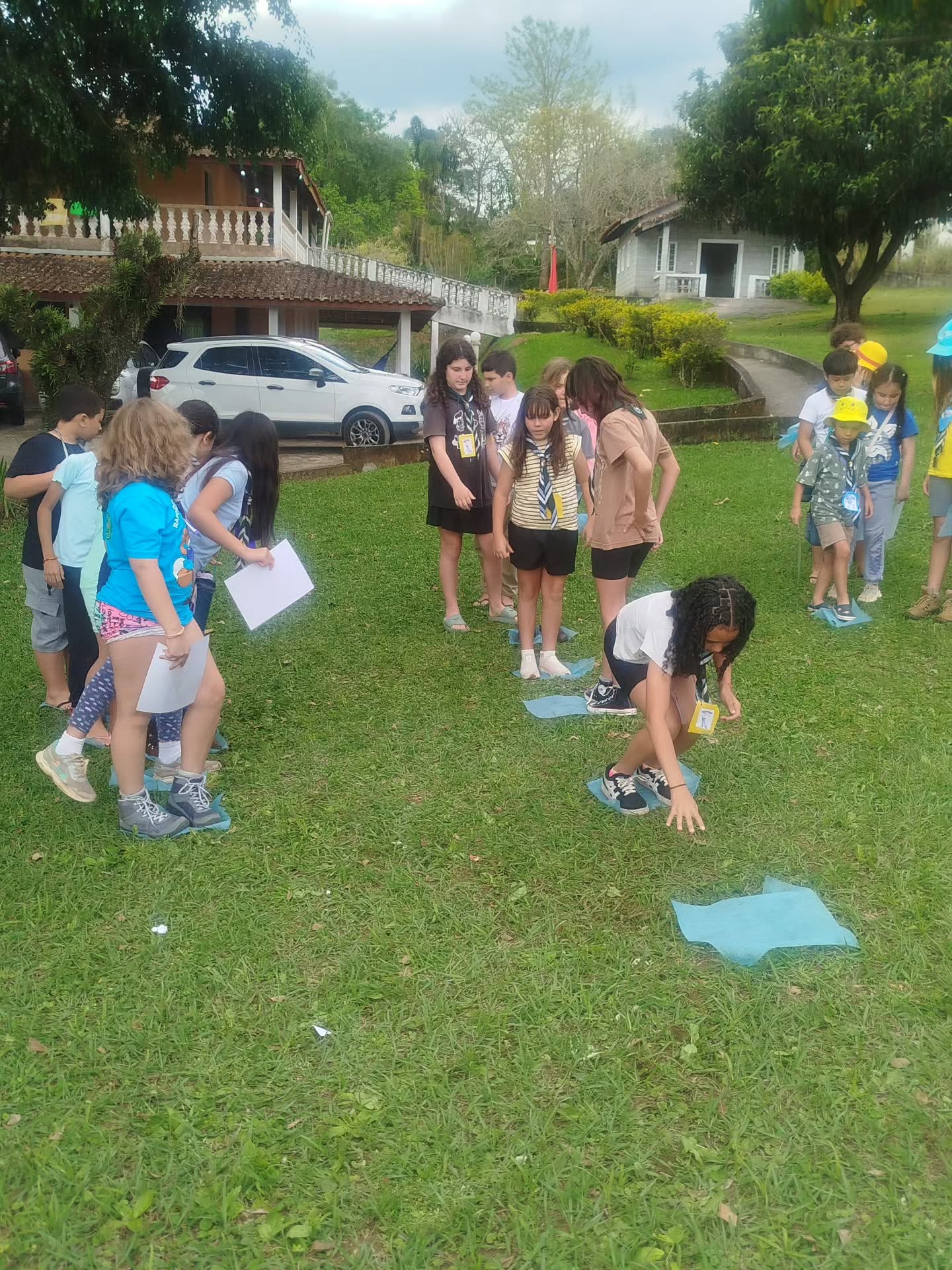 Grupo realizando atividade no gramado do sítio