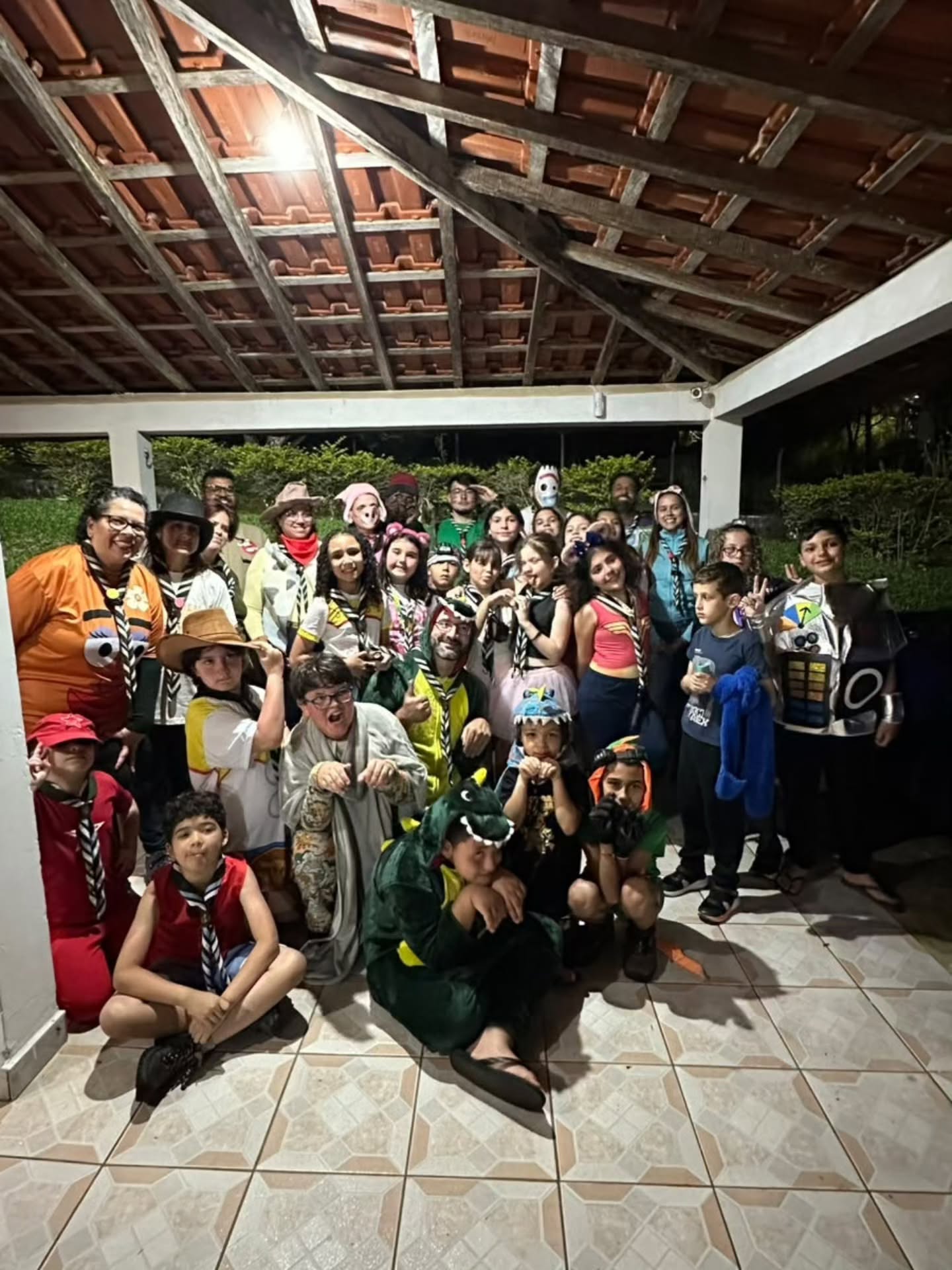 Grande grupo reunido na área coberta