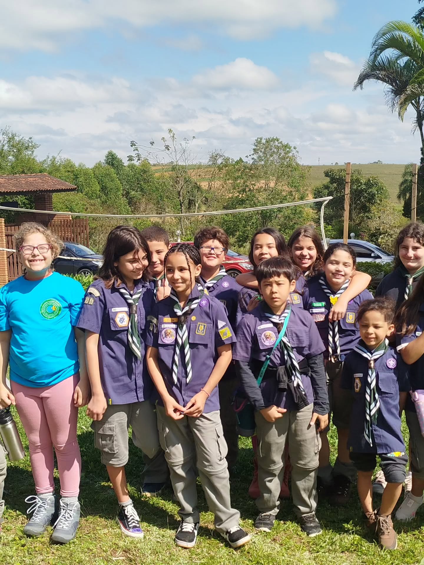 Grupo reunido diante da paisagem do sítio