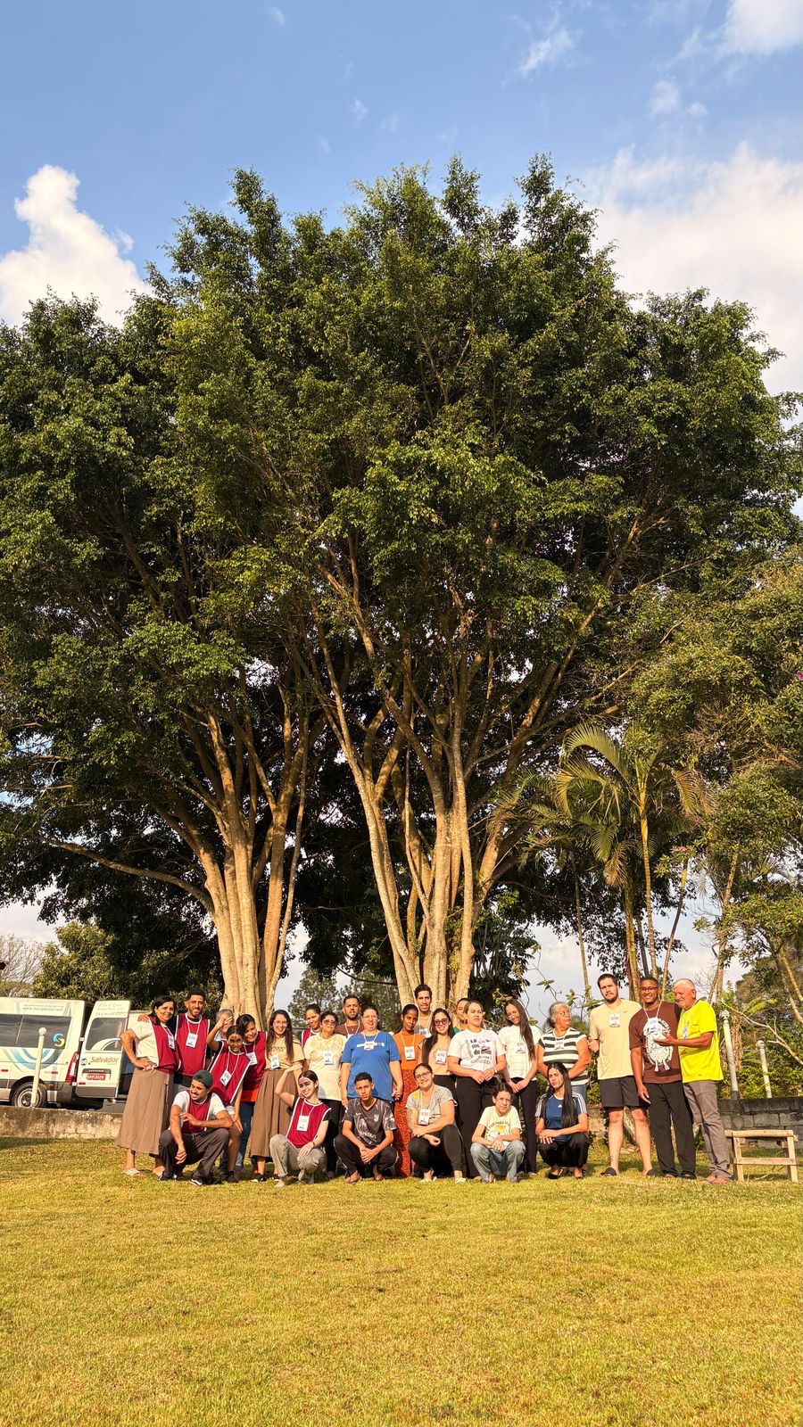 Grupo reunido no jardim do sítio