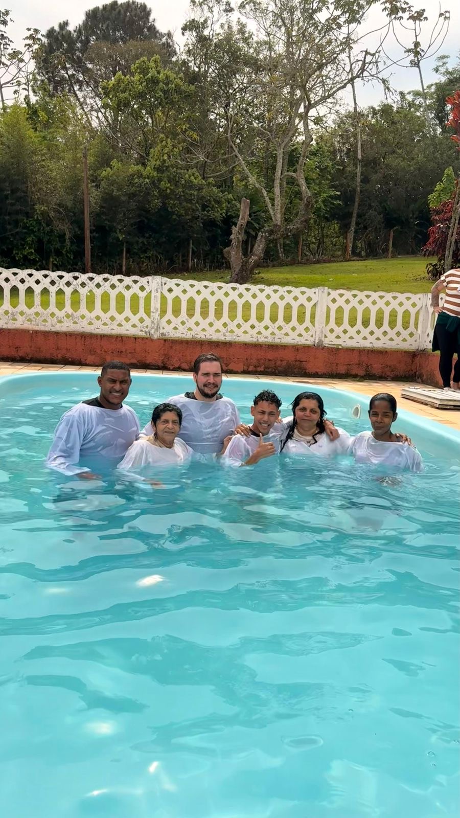 Grupo aproveitando a piscina do sítio