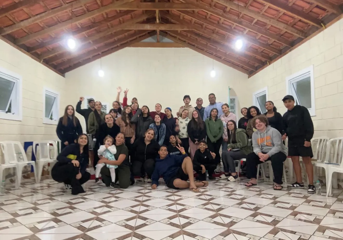 Grupo reunido no salão do sítio