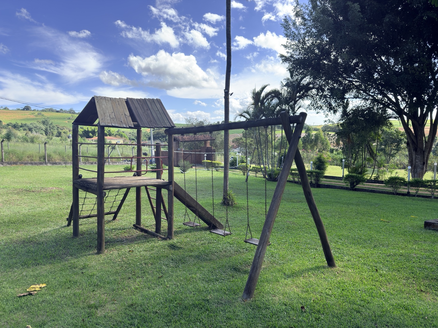 Playground em meio ao gramado